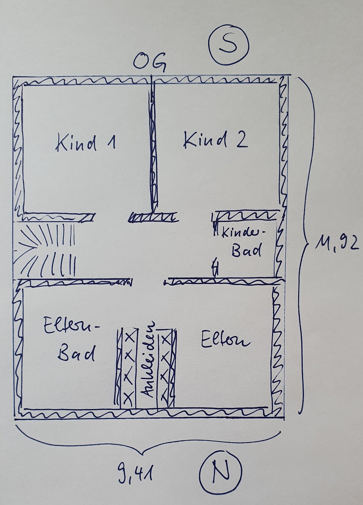 Handgezeichneter Grundriss: Oben zwei Kinderzimmer, unten Elternbereich mit Bad und Ankleide.