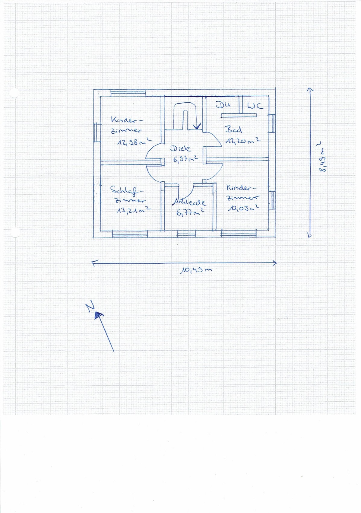 Handgezeichneter Grundriss: zentrale Diele, Bad mit Dusche/WC, 2 Kinderzimmer, Schlafzimmer, Ankleide.