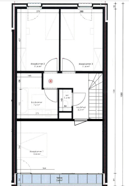 Grundriss eines Hauses mit drei Schlafzimmern, Bad, WC, Flur, Treppe rechts und Terrasse unten.