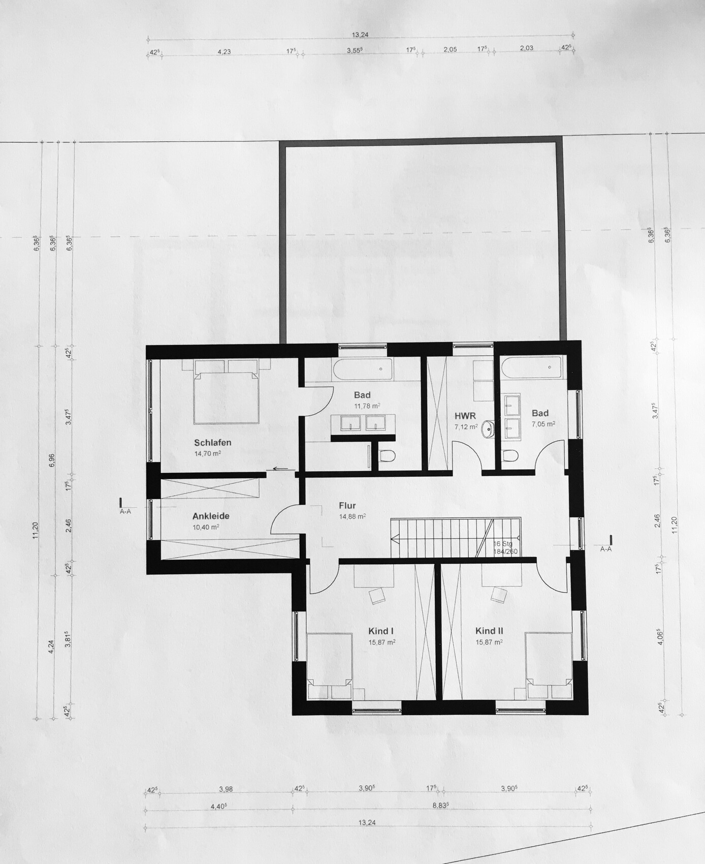 Grundriss des Obergeschosses mit Schlafzimmer, zwei Kinderzimmern, Flur und Bad