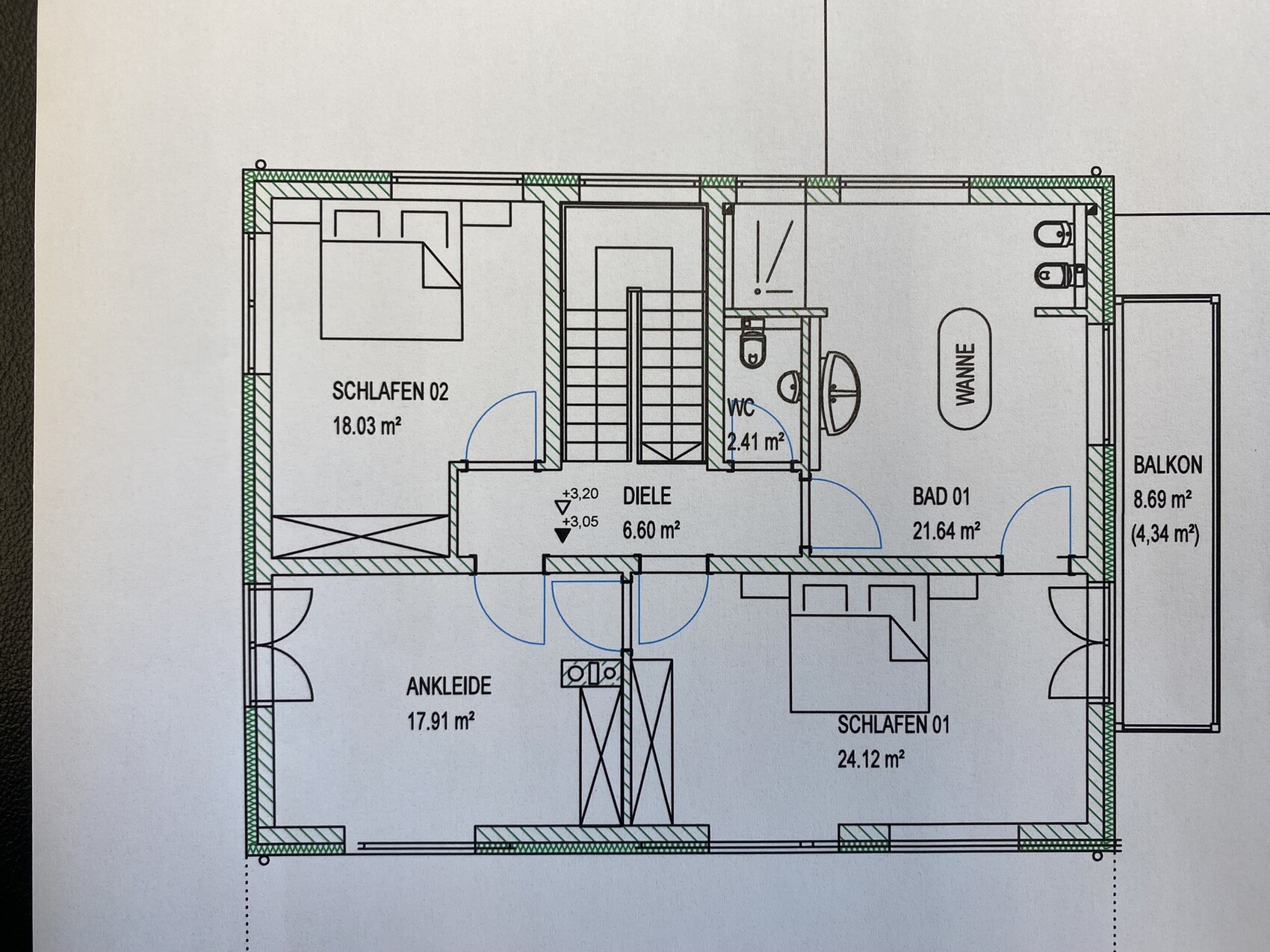 Grundriss eines Wohn- und Schlafbereichs mit zwei Schlafzimmern, Diele, Bad, WC und Balkon.