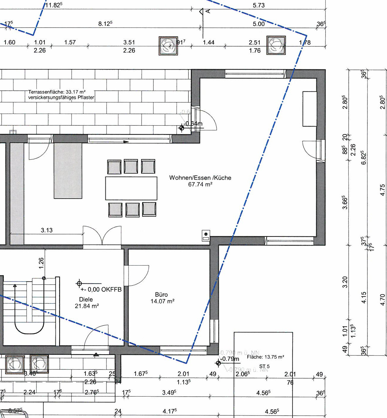 Grundriss eines Wohnhauses: Offener Bereich Wohnen/Essen/Küche, Büro, Diele, Terrasse.