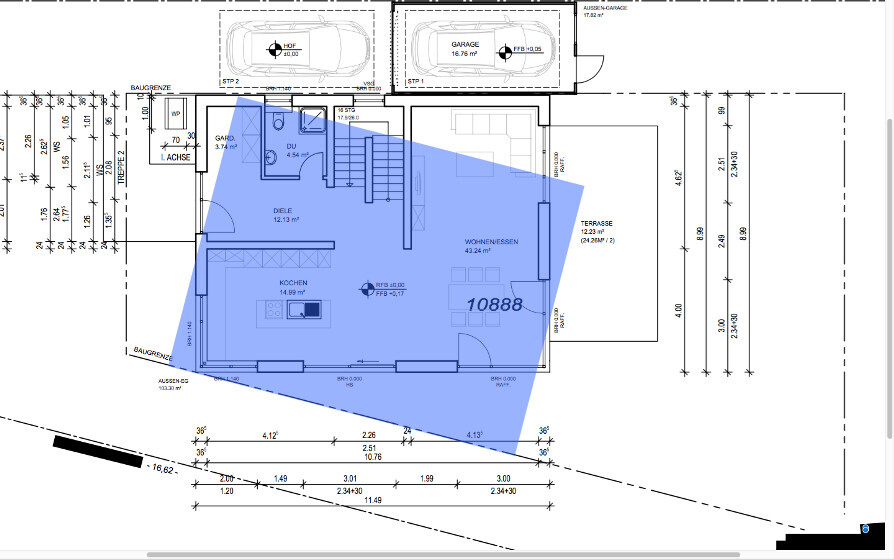 Grundriss eines Hauses mit Küche, Wohn-/Essbereich, Diele, Terrasse und Garage; blaue Fläche markiert