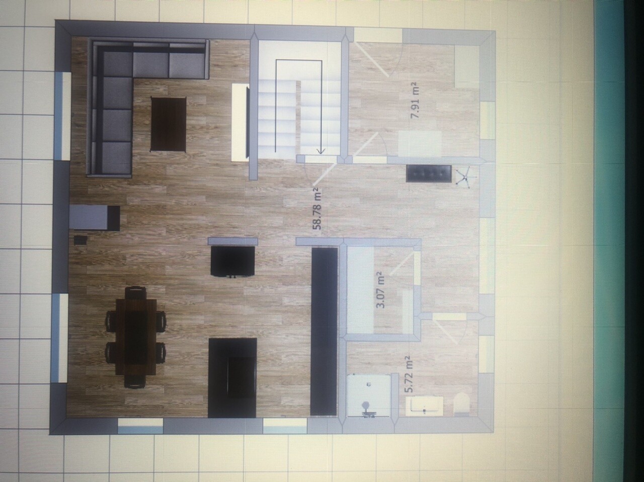 Grundriss einer Wohnung: Offener Wohnbereich mit Ecksofa, Esstisch, Küche und Bad.
