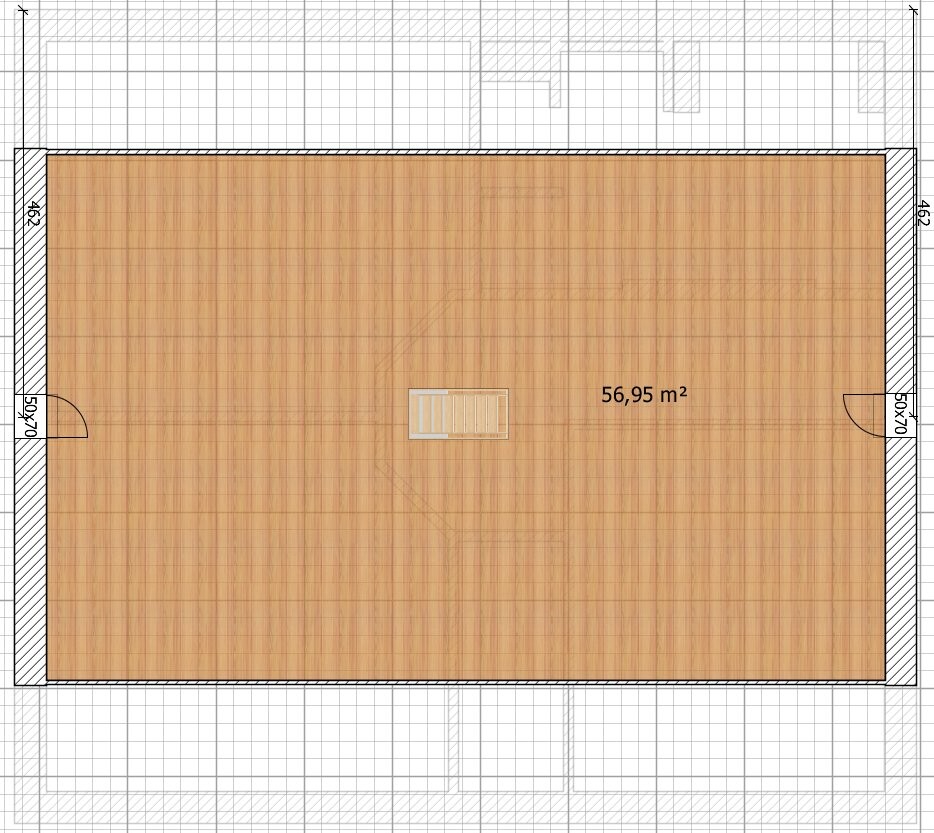 Großes rechteckiges Zimmer mit Holzboden, zwei Türen, zentrale Treppe; Fläche 56,95 m².
