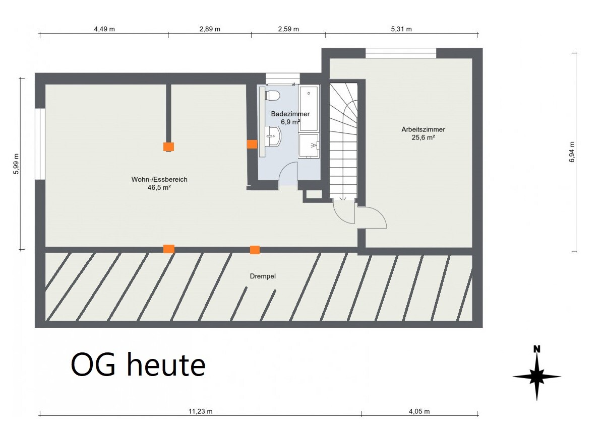 Grundriss des OG mit Wohn-/Essbereich, Bad, Arbeitszimmer, Treppenaufgang und Drempel.