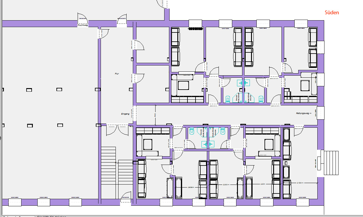Detaillierter Grundriss eines Gebäudes mit Fluchtwegen, Türen, Zimmern, Toiletten.