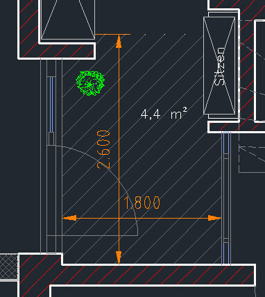 Zweidimensionaler Grundriss eines Raums mit Maßangaben und Pflanze in der Ecke