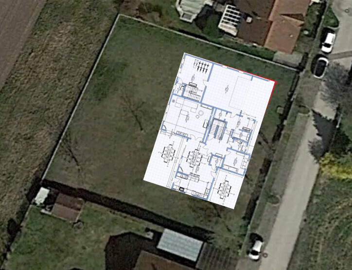 Satellitenbild eines Wohngrundstücks mit überlagertem Grundrissplan des Hauses