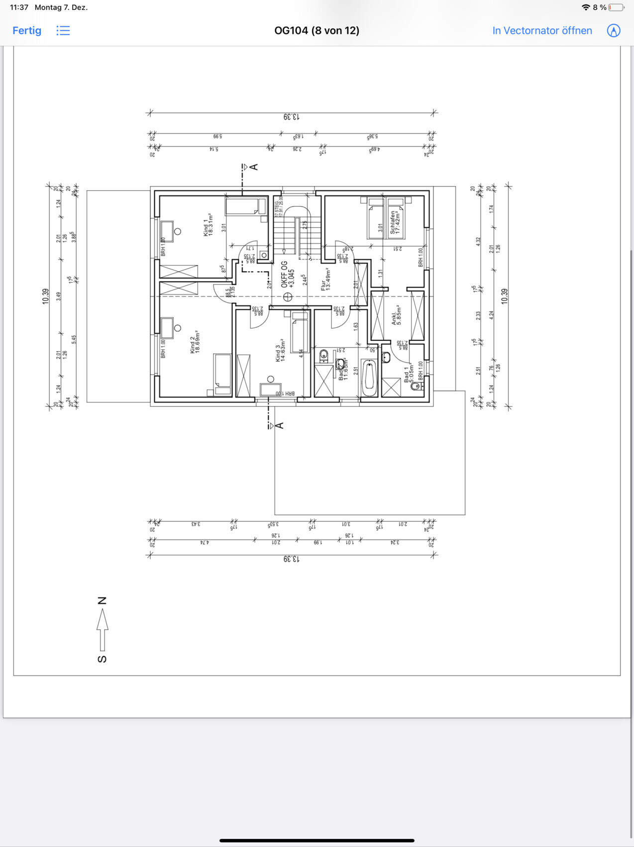 Obergeschoss-Grundriss eines Hauses mit Flur, Treppe, Bad, Küche und Schlafzimmern.