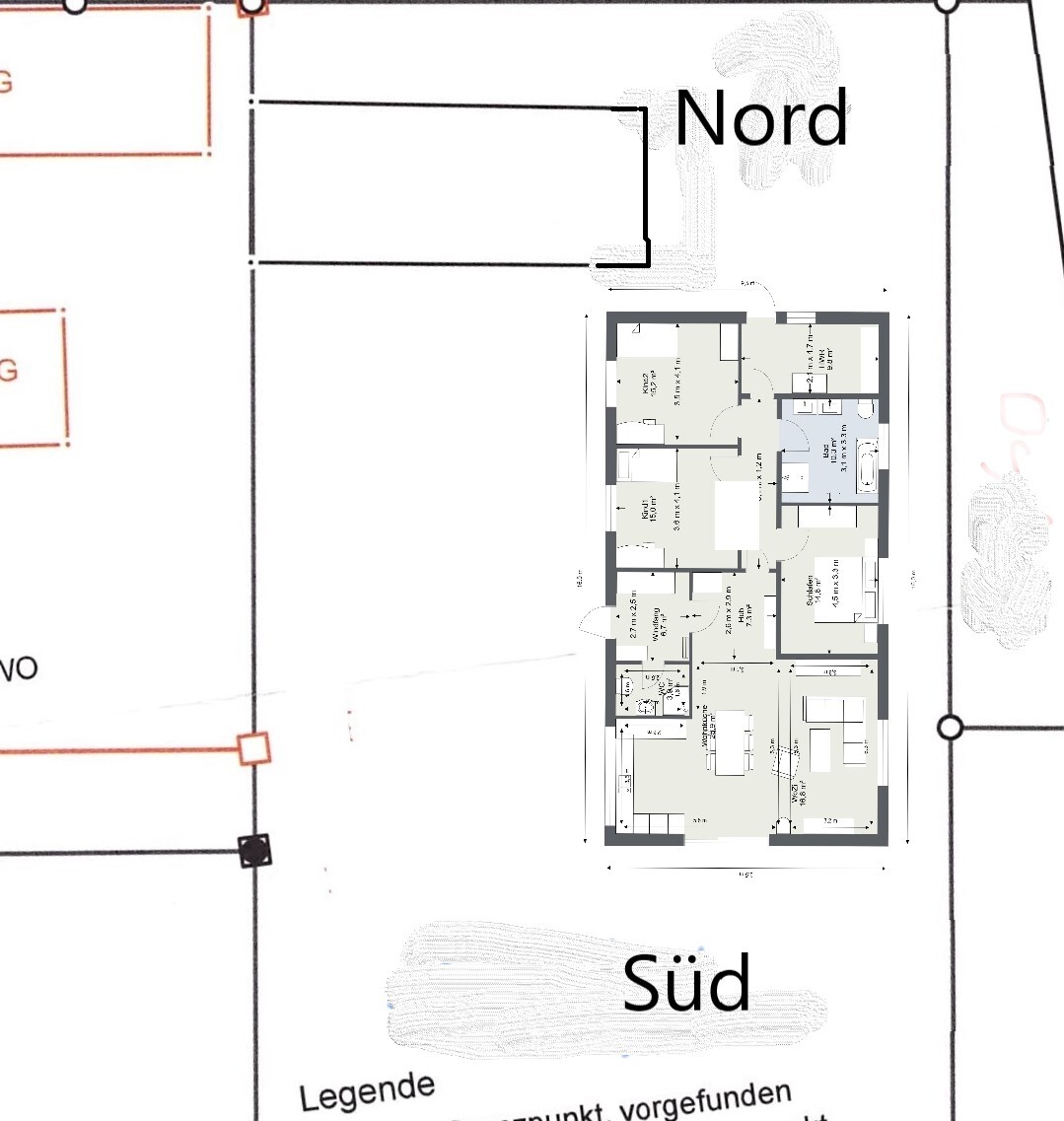 Grundriss eines Hauses auf einem Grundstück; Innenraumplan, Nord oben, Süd unten.