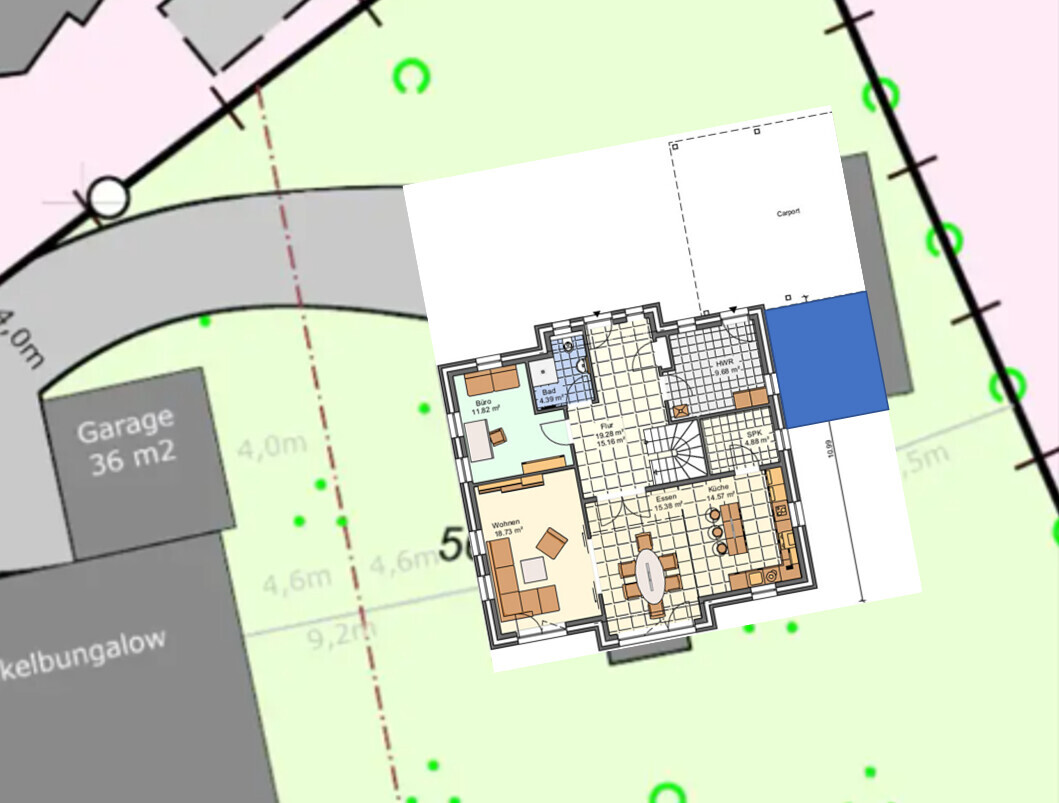 Grundstücksplan mit überlagertem Hausgrundriss; Garage links, grüne Flächen.
