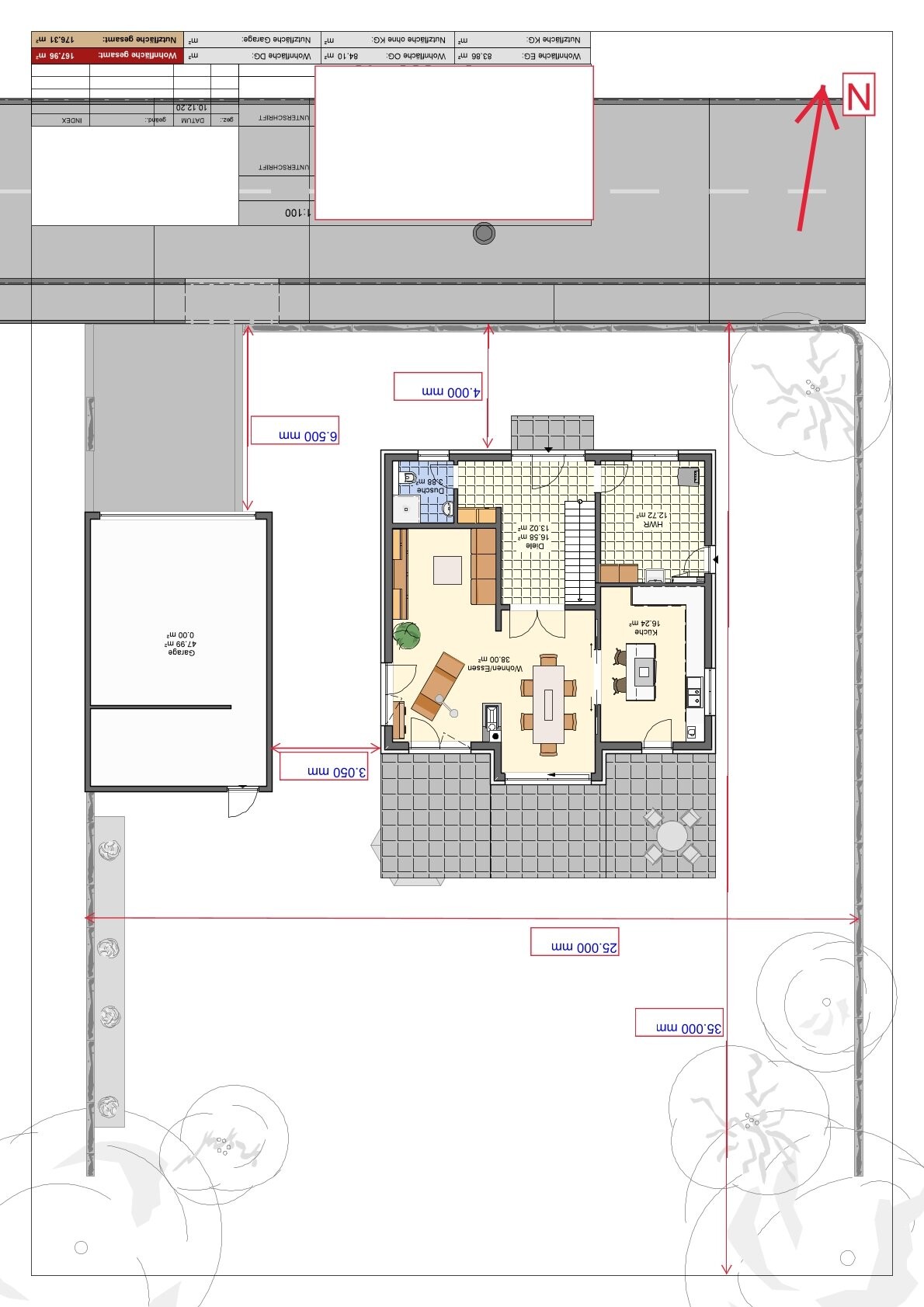Grundriss eines Einfamilienhauses mit Terrasse, Garten und Hof; Maßangaben und Nordpfeil sichtbar.