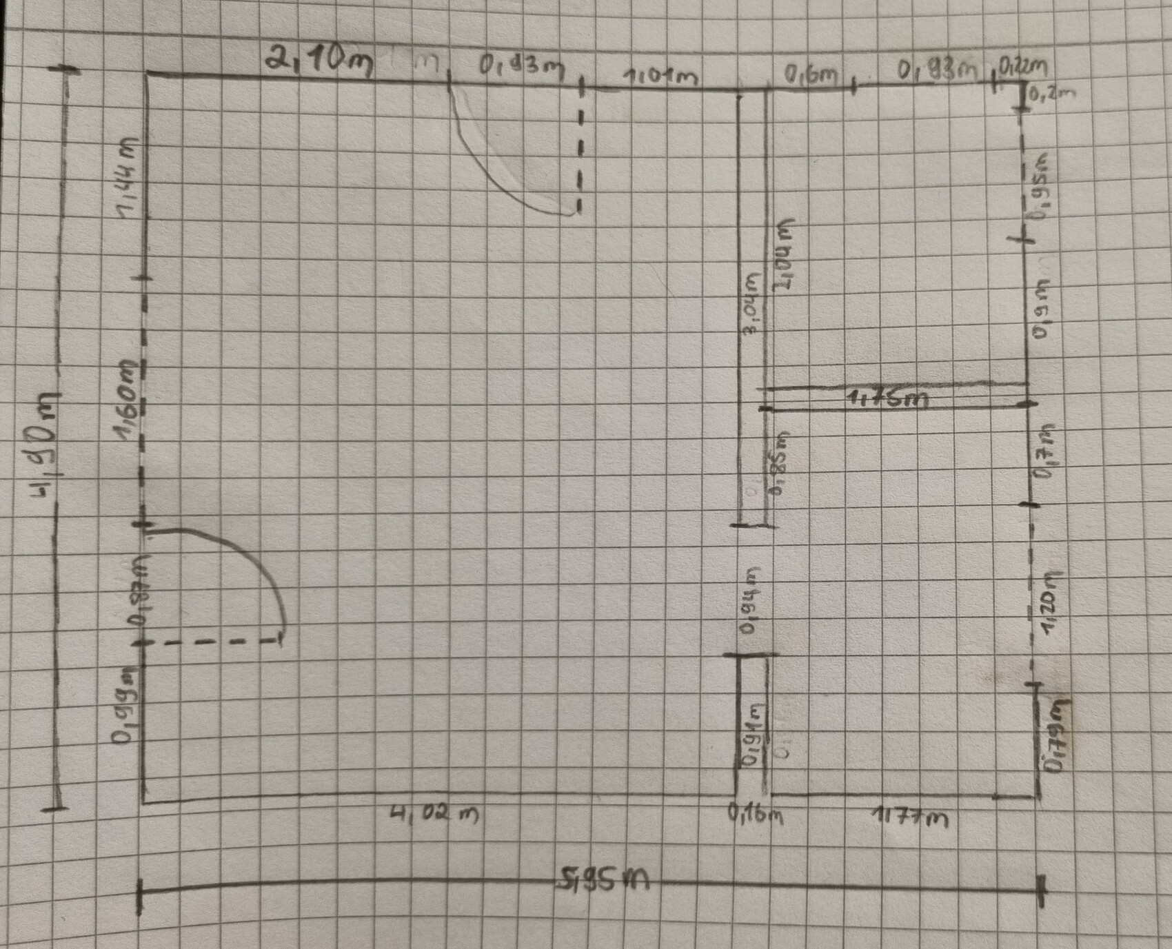 Handgezeichnete Grundriss-Skizze mit Maßangaben auf kariertem Papier