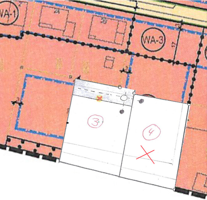 Grundrissplan eines Bauprojekts mit zwei nebeneinanderliegenden Räumen auf Baugrundstück im Hintergrund