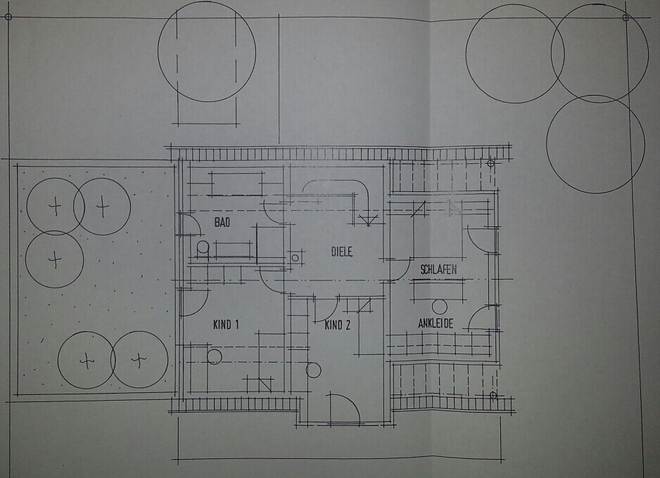 2D-Grundriss eines Hauses mit Bad, Kinderzimmern, Diele und Ankleide