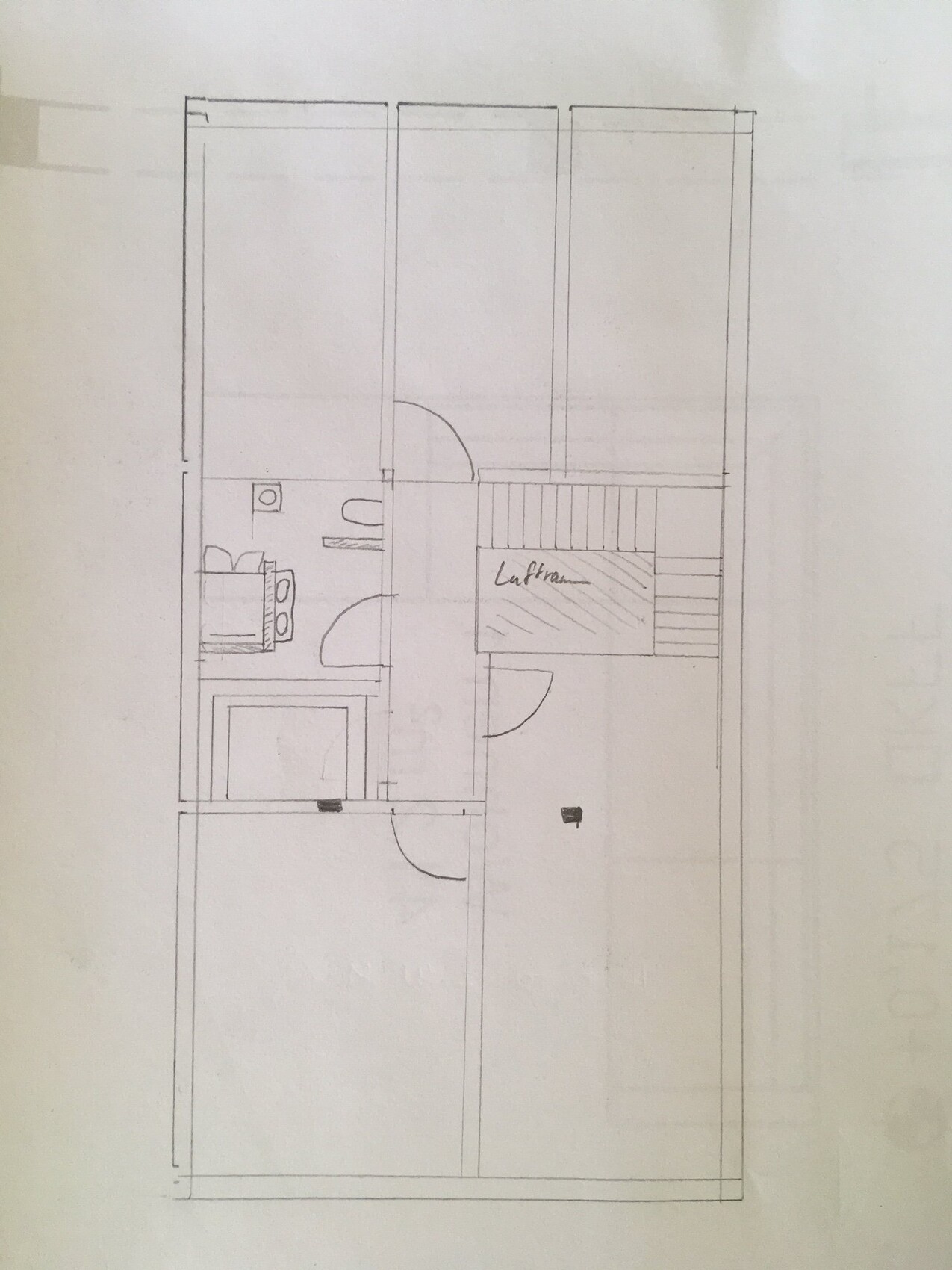 Skizzenhafter Grundriss eines Hauses mit Treppe, Türen und mehreren Zimmern