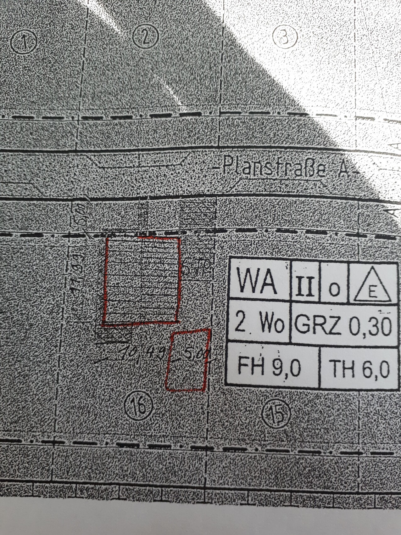Schwarz-Weiß Bauplan-Grundriss mit nummerierten Feldern und roten Markierungen