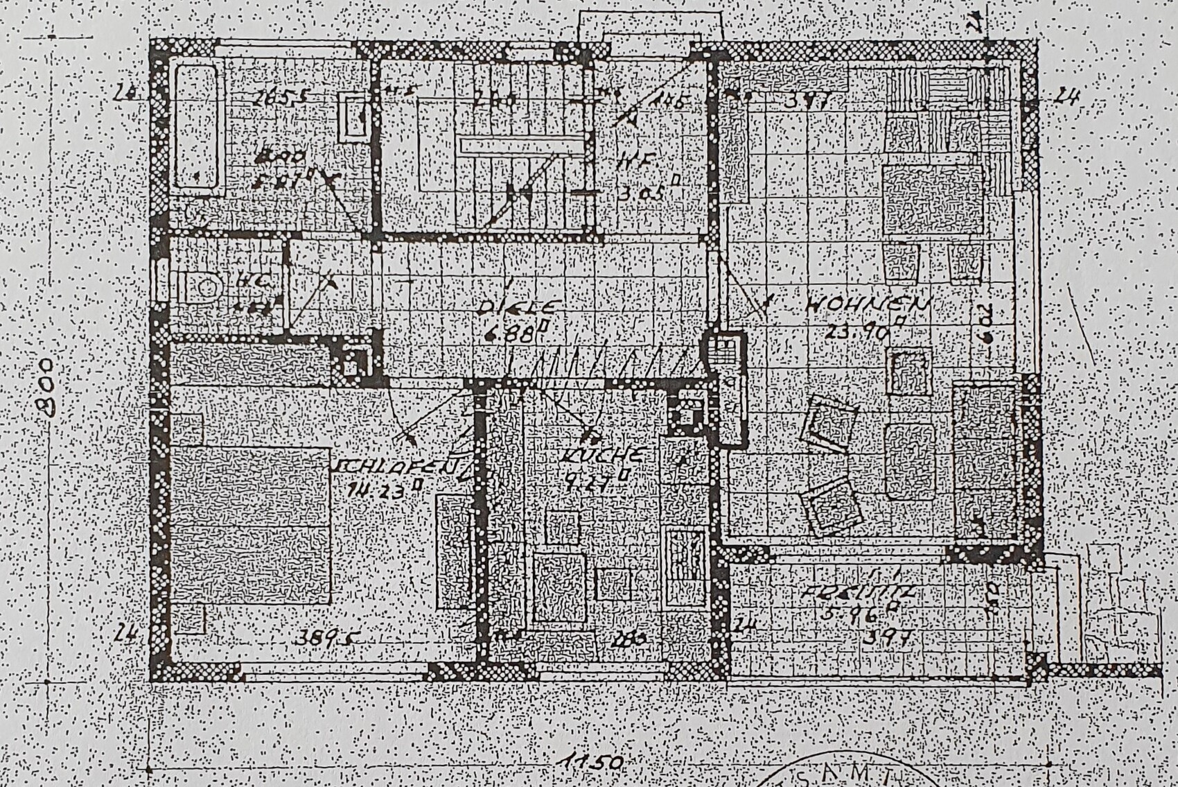 Grundriss eines Hauses mit mehreren Räumen, Treppen, Türen und Möbeln in Schwarz-Weiß.
