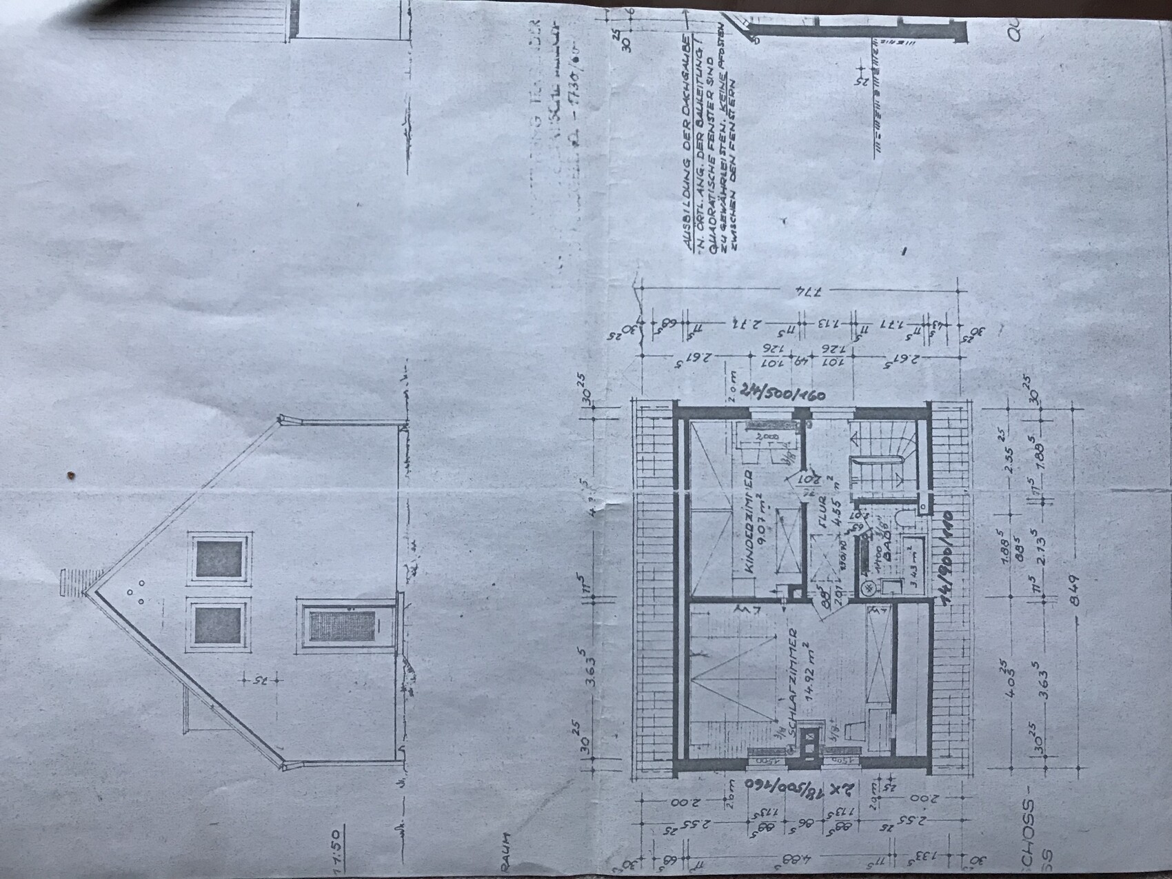 Zweidimensionale Grundrisszeichnung eines Hauses mit Innenraumaufteilung und Außenmaßen
