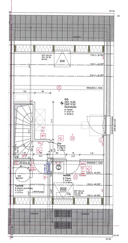 2D-Grundrissplan eines Hauses mit Flur, Treppen und Technikraum