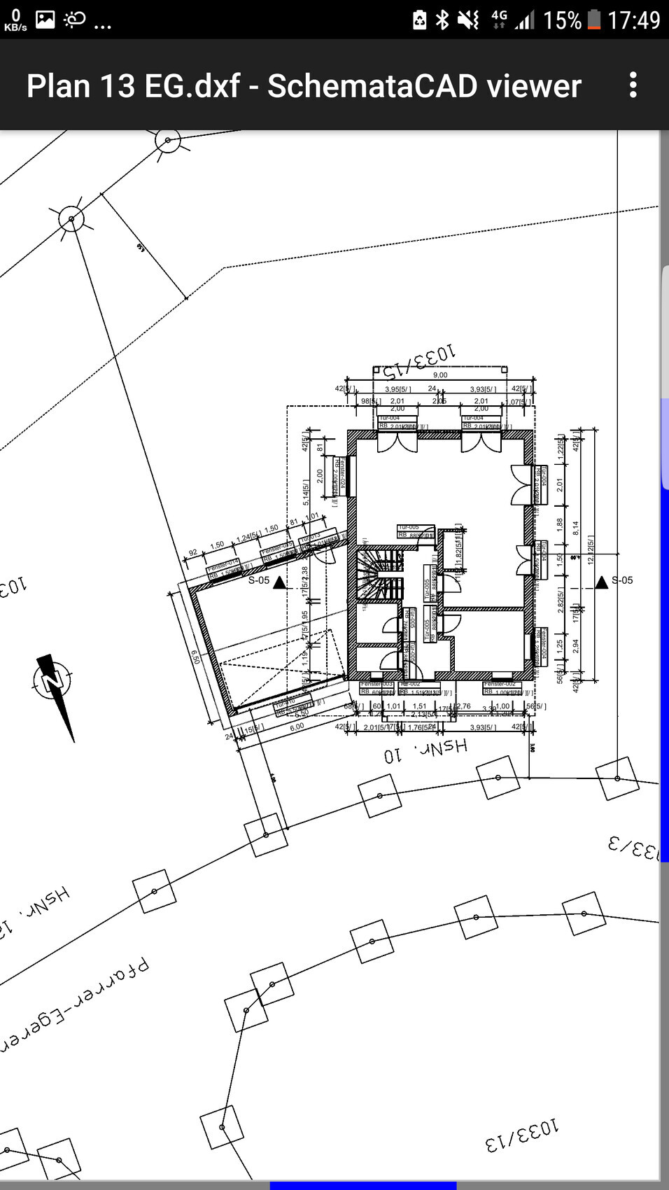 Grundriss des Erdgeschosses eines Gebäudes mit Innenwänden, Treppenhaus, Türen und Maßangaben.