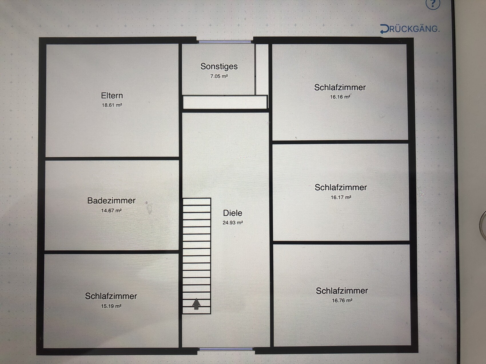 Grundriss eines Hauses mit zentraler Diele und Treppe; mehrere Schlafzimmer, Elternzimmer und Badezimmer.