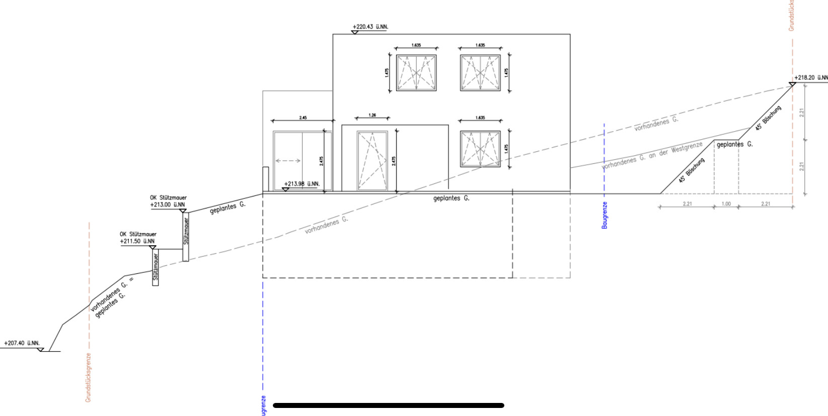 Architekturgrundriss: zweigeschossiges Haus mit Fenstern, Tür, Gelände- und Grundstücksgrenze.