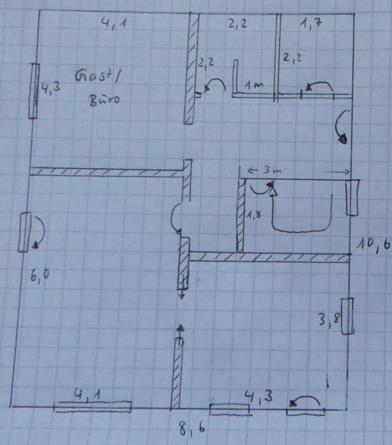 Handgezeichnete Grundriss-Skizze eines Hauses mit Gast- und Bürobereichen, Türen und Wänden.
