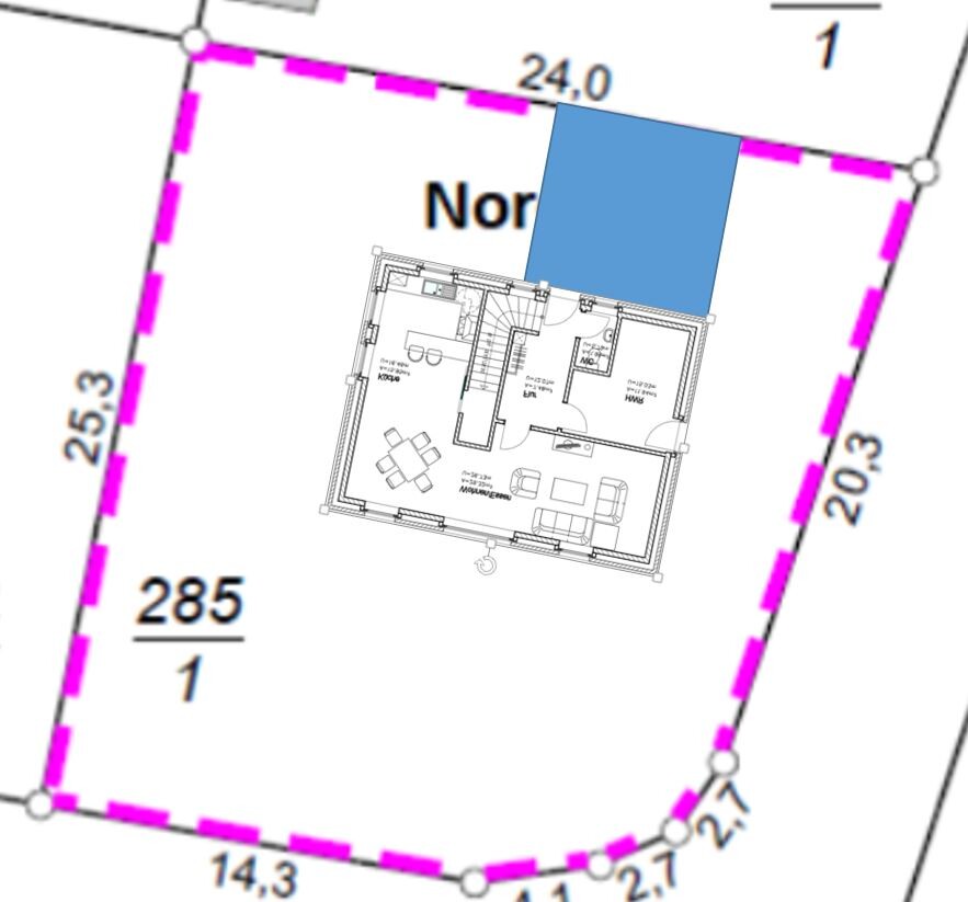 Grundriss eines Hauses mit Küche, Essbereich und Wohnzimmer; blaue Terrasse; Grundstücksgrenze
