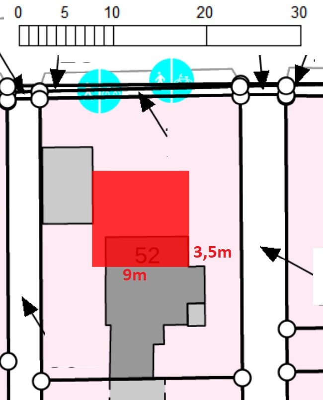 Grundriss eines Baugrundstücks: graues Gebäude, rotes Overlay auf pinkem Gelände, Maße 9 m und 3,5m