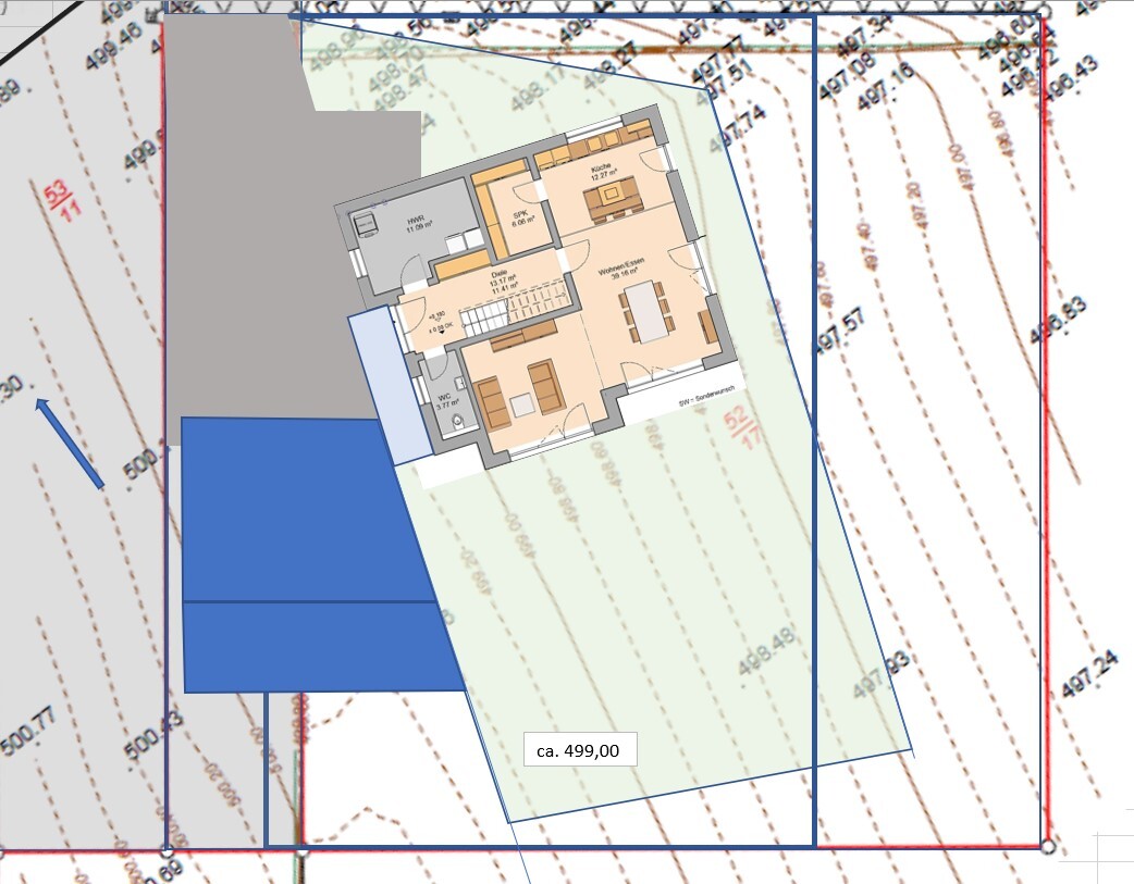 Grundriss eines Hauses über einer Katasterkarte mit Parzellenlinien und Innenraumaufteilung.