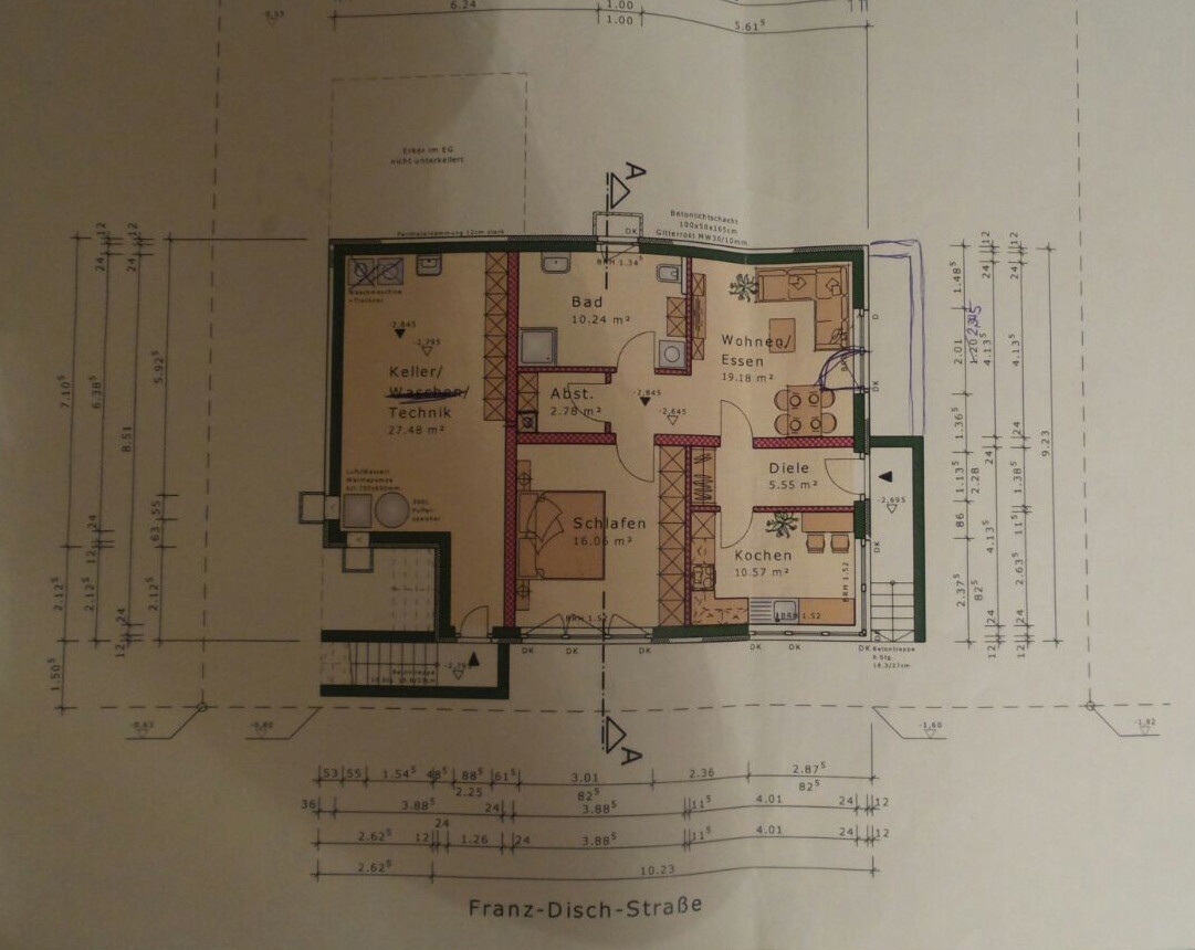 Detaillierter Grundrissplan eines Hauses mit Küche, Bad, Schlafzimmer und Diele.