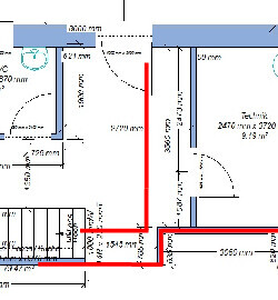 Grundrissplan eines Hauses mit Maßenangaben, Wänden in Blau und roten Linien