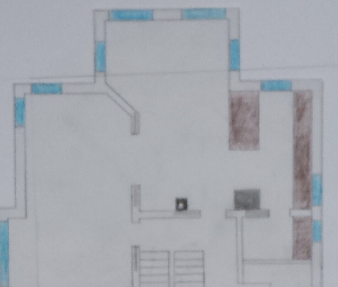 Grundrissplan eines Hauses mit mehreren Räumen, Türen und Fenstern sichtbar