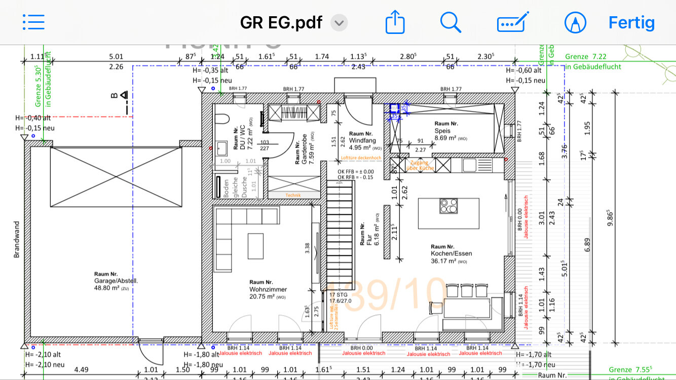 Grundriss eines Wohnhauses mit Küche/Essen, Wohnzimmer, Speis, Windfang, Technik und Garage.