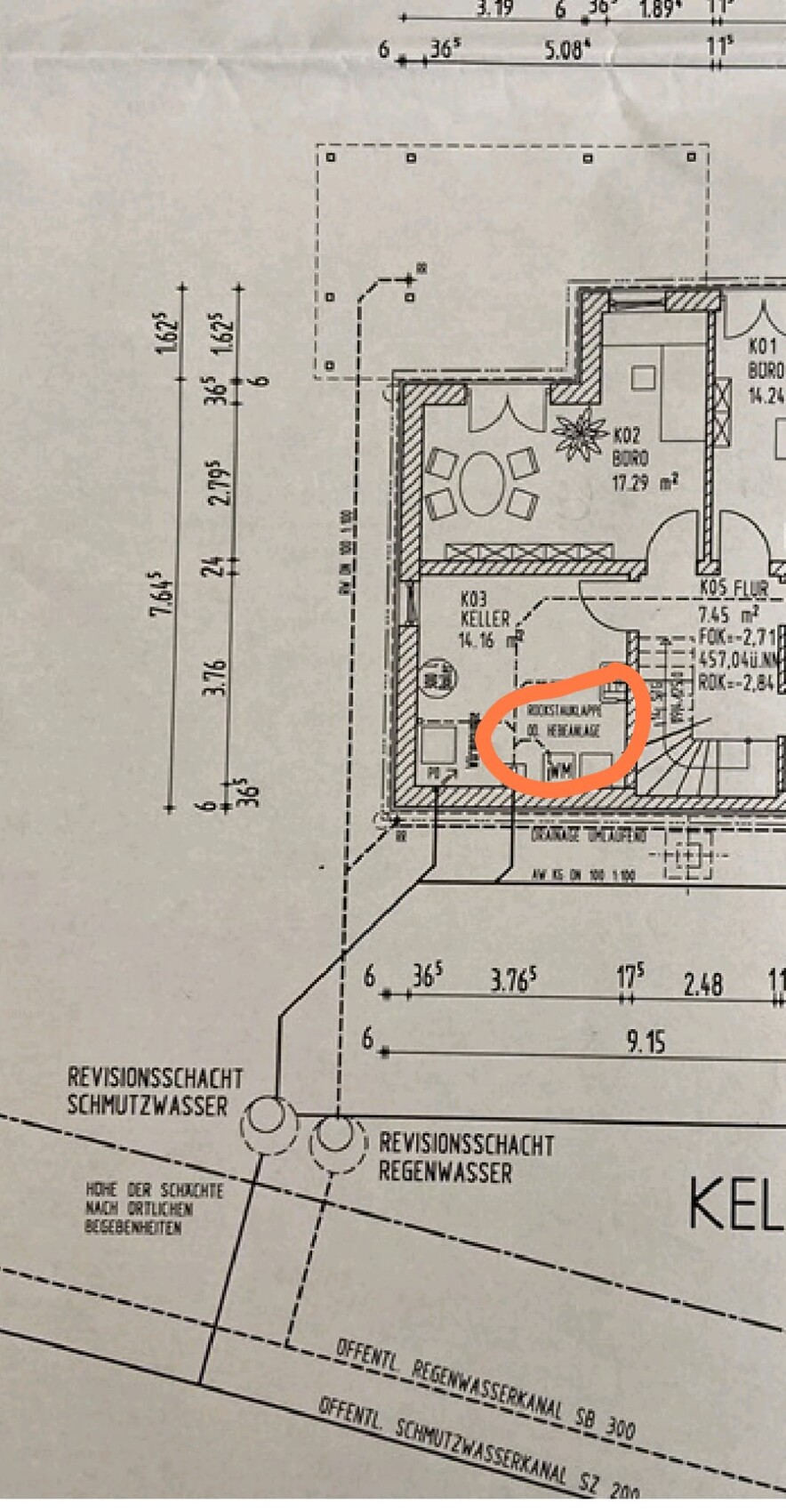 Grundriss Kellergeschoss mit Wohnraum und Flur; orange markierter Bereich nahe Treppe.