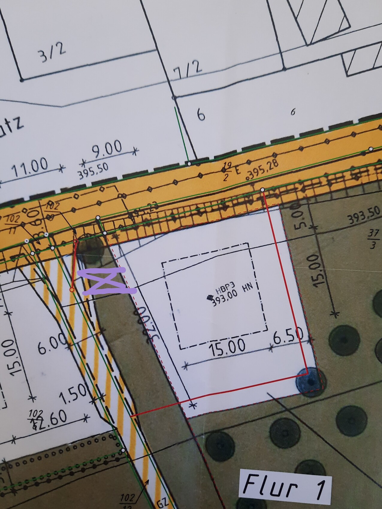 Bauplan-Schnappschuss mit Maßangaben, gelber Straßenstreifen, und rotem Rand.