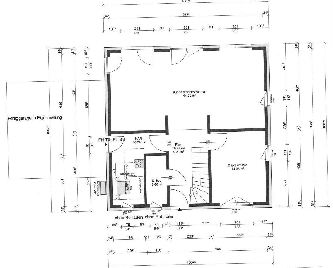 Grundriss eines Hauses: Küche, Essen/Wohnen, Flur, Gästezimmer, Bad, Treppenhaus.