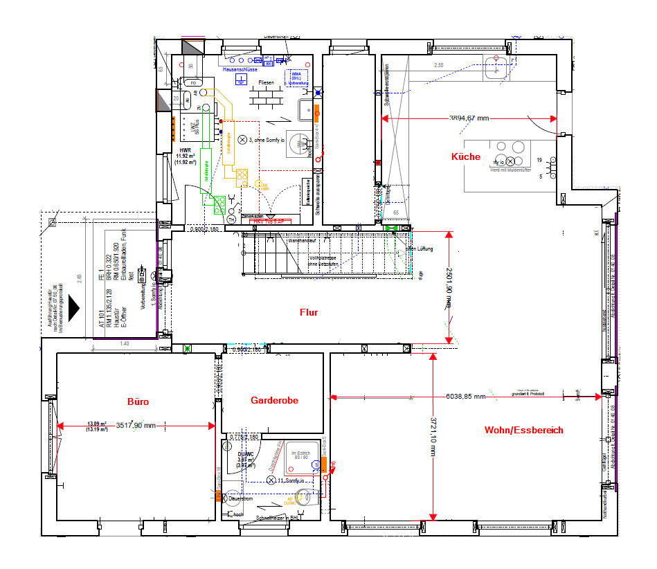Grundriss eines Hauses mit Küche, Flur, Büro, Garderobe und Wohnbereich.