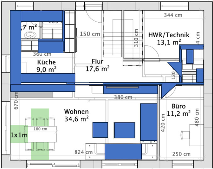 Grundrissplan eines Hauses mit Küche, Wohnen, Flur, Büro und HWR/Technik.