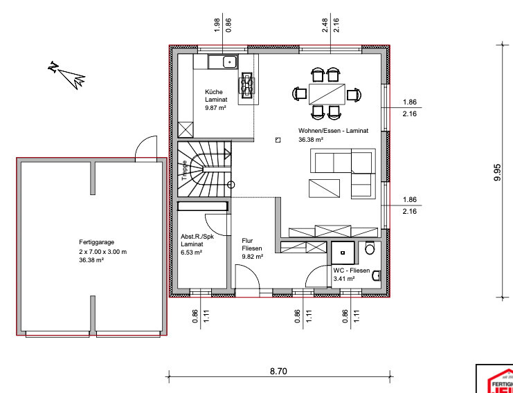Grundriss eines Hauses mit Küche, Wohn-/Esszimmer, Flur, WC, Abstellraum, Treppe und Garage