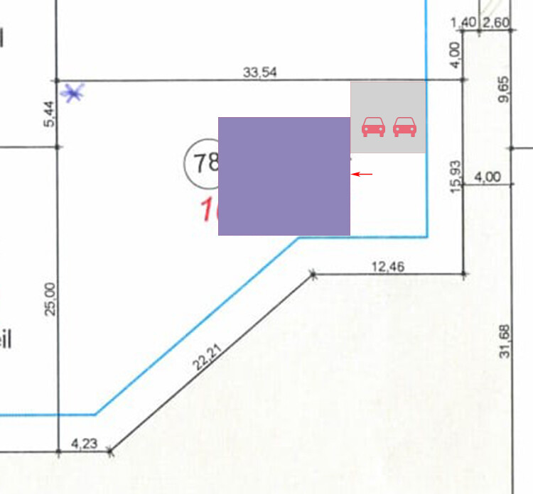 2D-Grundriss eines Hauses mit Abmessungen, Parkplatzbereich und farbigen Markierungen