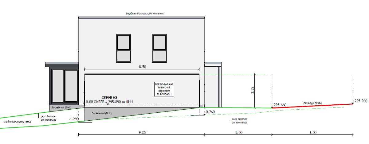 Zweistöckiges Haus mit grünem Flachdach, PV-Anlage, Garage sowie Fenster im Obergeschoss, Maßlinien.