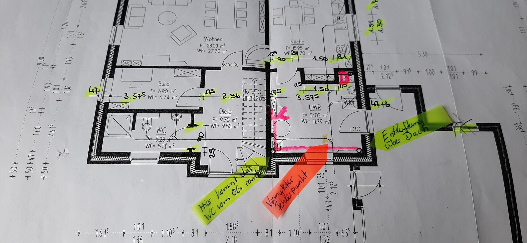 Grundrissplan eines Wohnhauses mit Zimmern (Wohnen, Küche, Büro, Diele, WC, HWR) und Neon-Hinweisen.