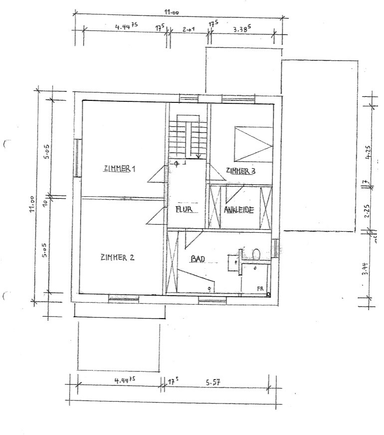 2D-Grundrissplan eines Hauses mit drei Zimmern, Flur und Treppenaufgang
