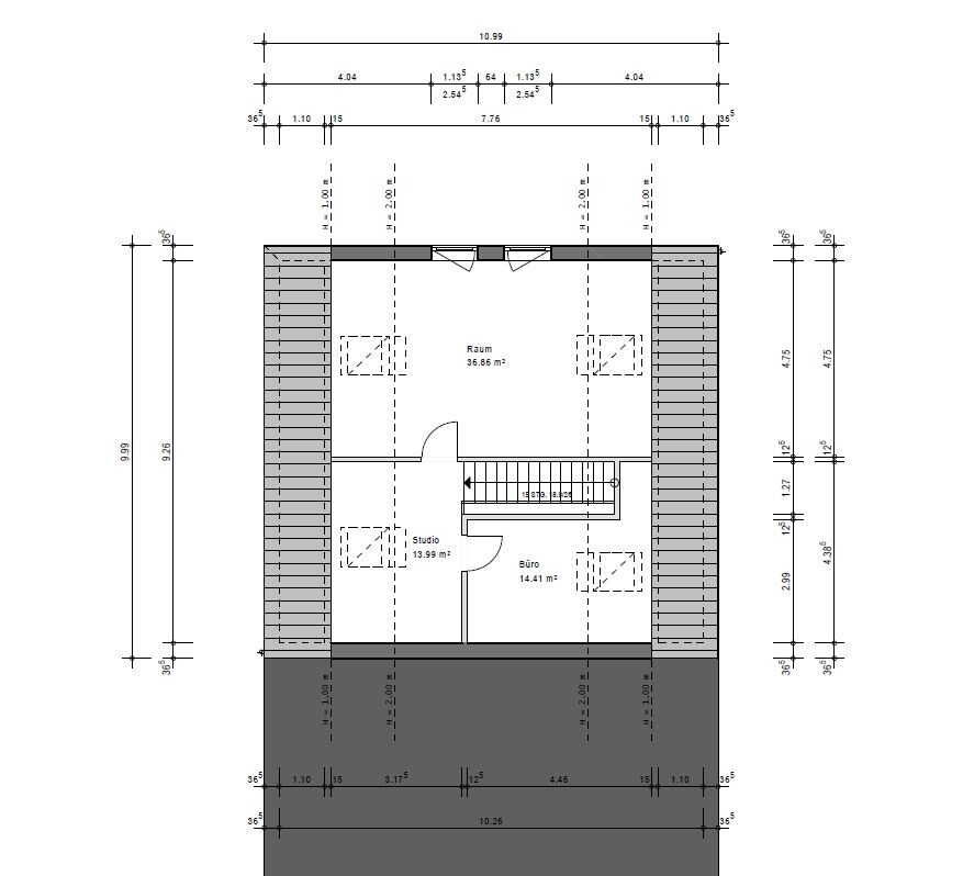 Grundrissplan eines Hauses mit Raum, Studio und Büro, Treppenhaus und Außenflächen sichtbar.