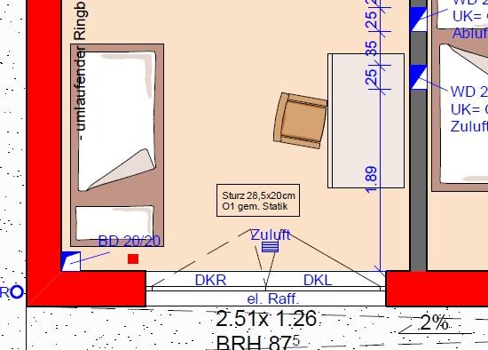 Grundriss eines Zimmers: Bett links, Stuhl in der Mitte, Lüftung unten Mitte, Beschriftungen.
