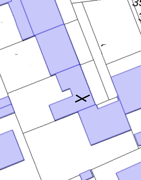 Lageplan mit weißen Gebäuden, lila markierten Bereichen und schwarzem X als Lagehinweis.