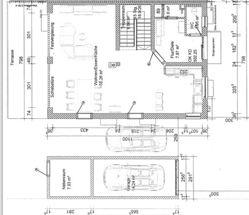 Grundrissplan eines Hauses mit Terrasse, Garage und Wohn- sowie Essbereich